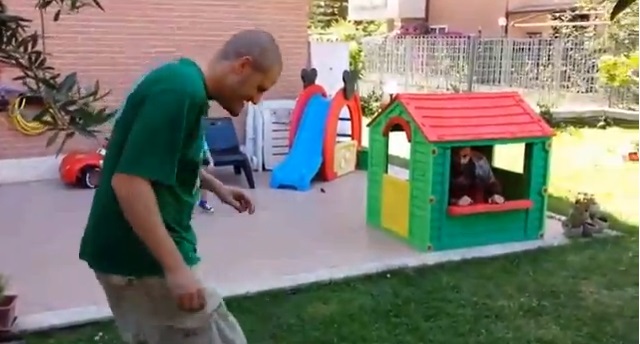Davide Moscardelli conquista tutti per il ''colpo di testa dalla finestra della casetta dei bimbi'' - Il video fa il giro del web - 11/07/2013