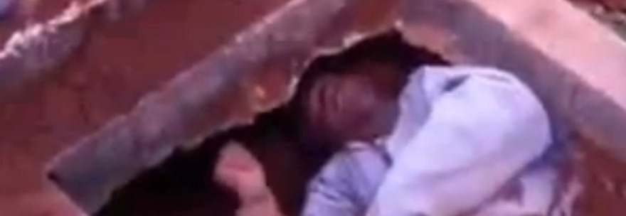 Sepolto vivo al cimitero: una donna vede un braccio spuntare dal terreno e lo salva - Video - 08/11/2013