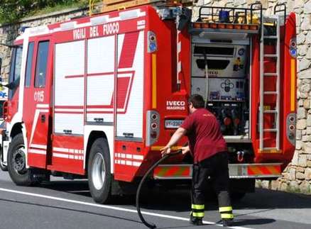 ROMA - INCENDIO IN UN NEGOZIO DELLA GUESS: PANICO IN STRADA - 29/11/2013
