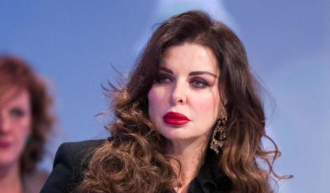 ALBA PARIETTI 52 ANNI, INCINTA E PERMALOSA: ''DA L'ANNUNCIO SU FACEBOOK E LITIGA CON I FANS' - 03/12/2013