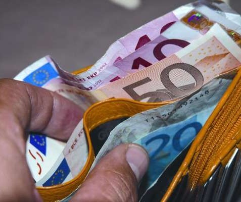 TROVA 1300 EURO, LI RESTITUISCE. IL PROPRIETARIO INCREDULO LO VUOLE CONOSCERE - 08/12/2013