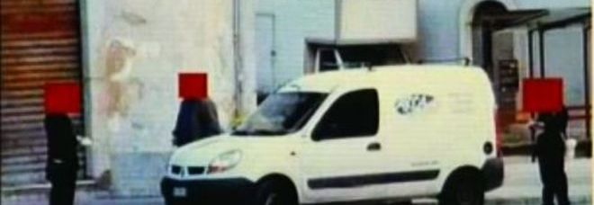 DUE VIGILESSE SICILIANE MULTANO LO STESSO FURGONE. LA FOTO DIVENTA CULT SU FACEBOOK - 12/12/2013