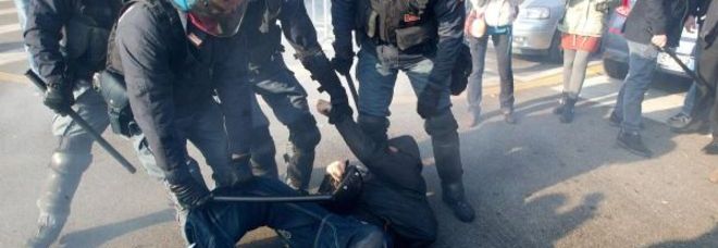 CAOS A ROMA, BOMBE CARTA DEGLI STUDENTI. I FORCONI BLOCCANO LE FRONTIERE A VENTIMIGLIA - 12/12/2013
