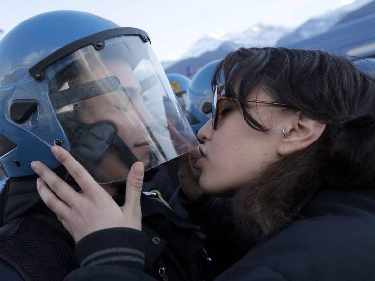 LA RAGAZZA NO TAV DEL BACIO AL POLIZIOTTO DENUNCIATA PER VIOLENZA SESSUALE - 13/12/2013