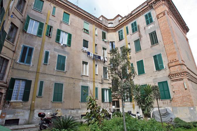 GIÙ DAL SETTIMO PIANO MENTRE SISTEMANO GLI ADDOBBI DI NATALE: MORTI DUE CONIUGI - 16/12/2013