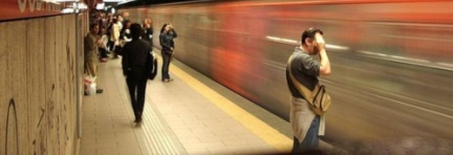 ROMA, TENTATO SUICIDIO SOTTO LA METRO A: TRATTA BLOCCATA - 16/12/2013