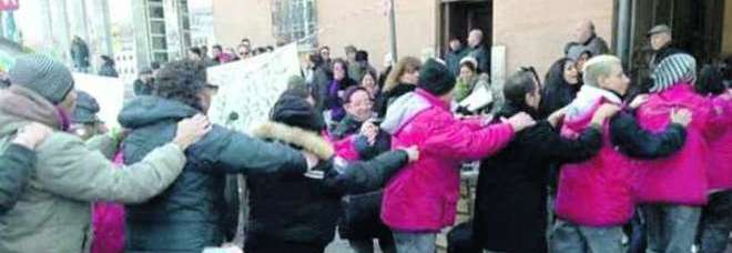 ROMA, CONTRO LA PRIVATIZZAZIONE DI ATAC I 'BABBI NATALE' FANNO ENTRARE GRATIS IN METRO - 19/12/2013