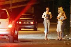 IN VIAGGIO DI NOZZE, SI FA ARRESTARE CON UNA PROSTITUTA - 29/01/2014