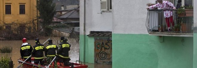 NUBIFRAGIO A ROMA, COLLINA FRANA SULLE BARACCHE: CI SONO PERSONE TRA LE MACERIE - 30/01/2014