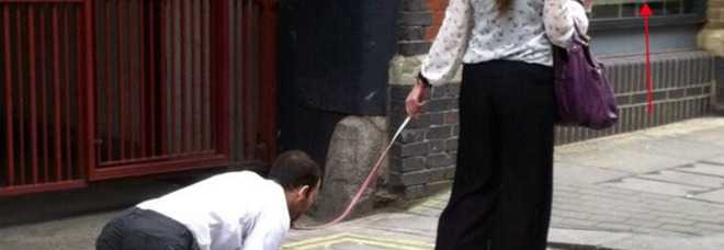 DONNA CAMMINA CON UN UOMO AL GUINZAGLIO: MISTERO A LONDRA, LE IMMAGINI SUL WEB - 13/04/2014