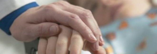 BIMBO DI 20 MESI BEVE BENZINA: È GRAVISSIMO. ''GRAVI PROBLEMI RESPIRATORI''. GENITORI DISPERATI - 13/05/2014