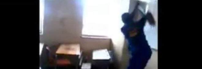 STUDENTE PICCHIATO A SANGUE CON LA SCOPA DAL BIDELLO: ''ERA SALITO SUL BANCO'' - 21/05/2014