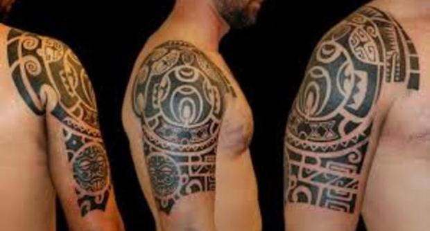 TATUAGGI: UNA PERSONA SU TRE SI PENTE. RITIRATO DAL COMMERCIO ''SKINIAL'' COSMETICO CHE CANCELLA I DISEGNI - 18/07/2014