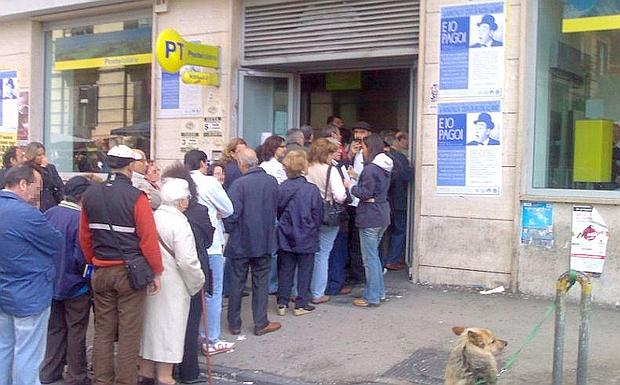 IL ''CODISTA'' COLUI CHE FA LA FILA AL POSTO TUO. ECCO IL LAVORO DEL FUTURO - 18/07/2014