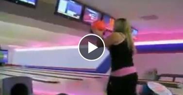 BIONDA SENSUALE GIOCA A BOWLING. NON CREDERETE AI VOSTRI OCCHI - VIDEO - 21/07/2014