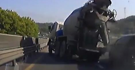 CAMIONISTA RIESCE AD EVITARE UNA TRAGEDIA ALL'ULTIMO SECONDO - VIDEO SHOCK - 24/07/2014