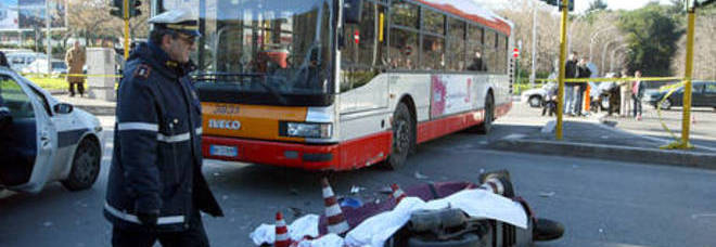 ROMA, DONNA IN MOTORINO FINISCE SOTTO IL BUS: MUORE CON LA TESTA SCHIACCIATA DALLA RUOTA - 09/06/2014