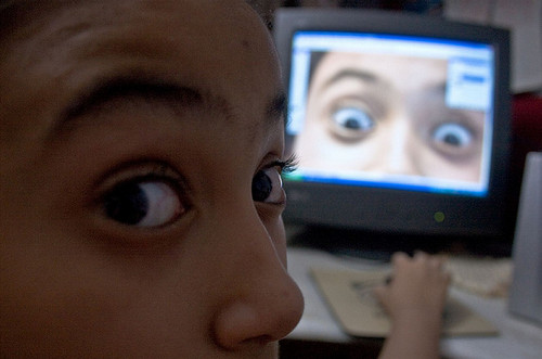 SPIA LA NIPOTE CON UN FALSO PROFILO SU FB: ZIA SCOPRE CHE LA RAGAZZA VUOLE UCCIDERLA - FOTO ALL'INTERNO - 12/06/2014
