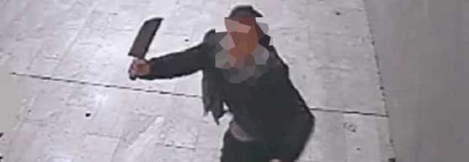GLI REVOCANO LA PENSIONE, SI PRESENTA ALL'INPS CON UNA MANNAIA PER AGGREDIRE I DIPENDENTI - 12/06/2014