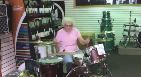 LA NONNA BATTERISTA CHE STA FACENDO IMPAZZIRE IL WEB - VIDEO - 20/08/2014