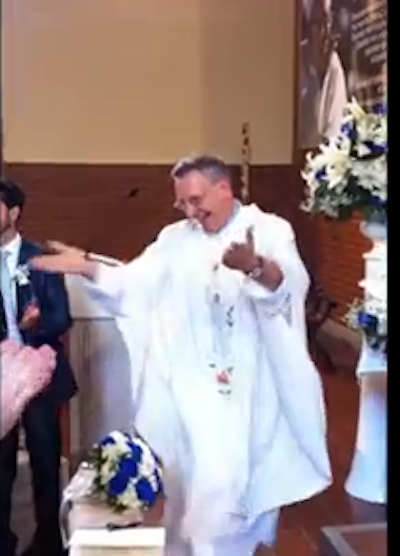 IL PRETE CHE ''IMPAZZISCE'' AL TERMINE DELLA CERIMONIA - VIDEO - 20/08/2014