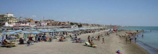 GIALLO A OSTIA, CADAVERE SULLA SPIAGGIA: SI È IMPICCATO CON LA CINTURA DEI PANTALONI - 26/06/2014