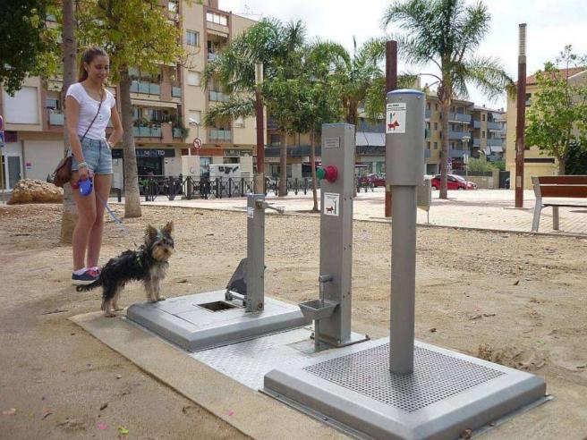 ADDIO ALLE STRADE SPORCHE: INSTALLATE LE PRIME TOILETTE PUBBLICHE PER CANI - 20/09/2014
