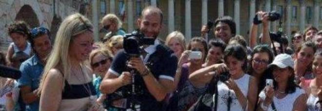 LEI GUARISCE DA UN'INFEZIONE MORTALE, LUI LE CHIEDE DI SPOSARLO CON UN FLASH MOB - VIDEO - 11/07/2014
