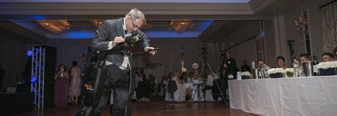 PARALIZZATO DOPO UN INCIDENTE: RIESCE A BALLARE ALLE NOZZE DELLA FIGLIA CON LE GAMBE BIONICHE - 01/11/2014
