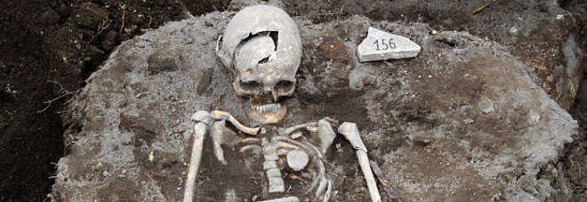 RITROVATO LO SCHELETRO DI UN VAMPIRO: ''HA UN PALETTO CONFICCATO NEL PETTO'' - 30/11/2014
