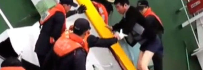 TRAGHETTO AFFONDATO IN COREA: PENA DI MORTE PER IL CAPITANO CHE FUGGI' IN MUTANDE - FOTO - 16/12/2014