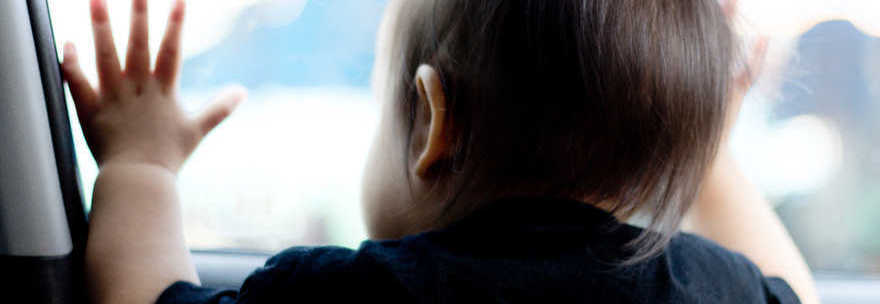 LASCIA IL FIGLIO DI 3 ANNI IN AUTO. IL BIMBO CERCA DI RAGGIUNGERLO NELL'IPERMERCATO, LUI LO PICCHIA - 20/12/2014