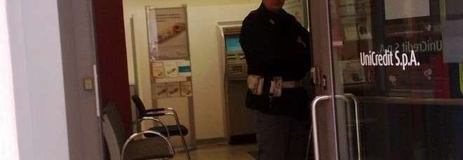 ROMA, RAPINATA BANCA IN PIAZZA DI SPAGNA: CLIENTI TERRORIZZATI. ''MINACCIATI CON LA DINAMITE'' - 06/12/2013