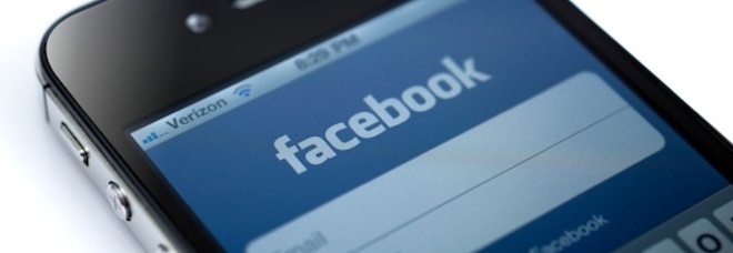TURISTA CADE DAL MOLO E FINISCE IN MARE: STAVA CONTROLLANDO FACEBOOK SULL'IPHONE - 18/12/2013
