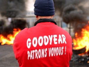 GLI OPERAI DELLA GOODYEAR SEQUESTRANO I DIRIGENTI: AVEVANO MINACCIATO DI CHIUDERE - 06/01/2014
