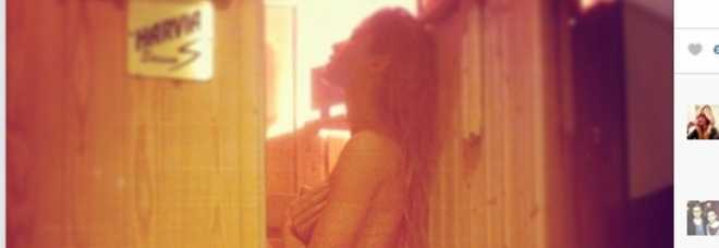 ELENA SANTARELLI HOT SU INSTAGRAM: SAUNA IN TOPLESS AD ASSISI - FOTO - 10/01/2014
