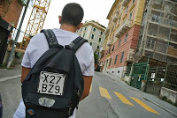 PEDONE VIENE MULTATO IN ZTL PER UNA VECCHIA AUTO SOPRA LO ZAINO - FOTO - 09/02/2014