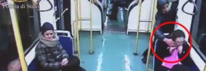 COSÌ I BABY SCIPPATORI MAROCCHINI DERUBANO I PASSEGGERI DEL TRAM - VIDEO - 26/02/2014