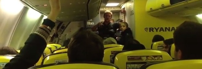 ''PRIGIONIERI'' DEL VOLO RYANAIR: ASPETTANO 7 ORE, POI CHIAMANO LA POLIZIA - VIDEO - 23/02/2014