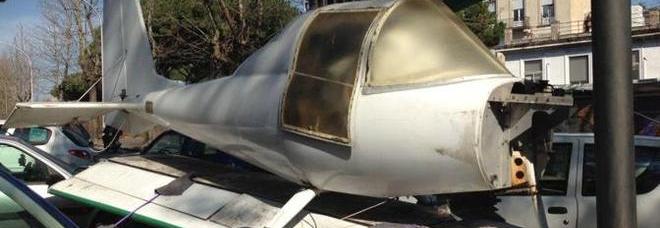 ROMA, ANCHE UN PICCOLO AEREO PARCHEGGIATO PER STRADA. ERA LEGATO CON UNA CATENA - 26/02/2014