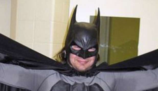 VESTITO DA 'BATMAN', AIUTAVA LA POLIZIA: ARRESTATO. 'OSTACOLA LE INDAGINI' - 05/10/2012