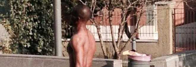 UN UOMO NUDO CAMMINA IN STRADA A ROMA: LA FOTO FINISCE SU FACEBOOK - 17/03/2014