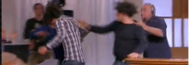 RISSA A FORUM, URLA E SPINTONI SU CANALE 5. PALOMBELLI SCONVOLTA, IMBARAZZO TV - VIDEO - 12/03/2014