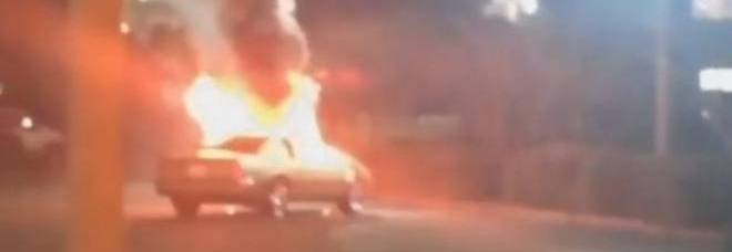 NON LE OFFRE IL DESSERT DOPO IL PRANZO. E LEI GLI INCENDIA L'AUTO - FOTO - 29/03/2014