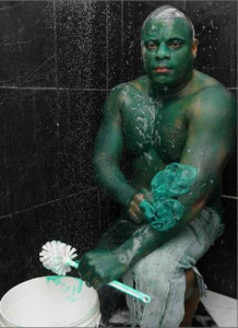 SI DIPINGE COME HULK: 25 BAGNI IN 24 ORE, IL VERDE NON VA PIU' VIA - 07/05/2014