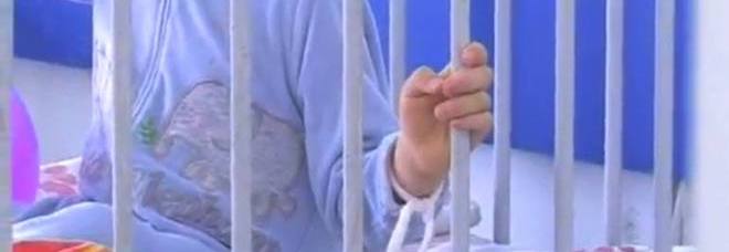 BIMBO DI 3 ANNI TROVATO LEGATO AL LETTINO: I GENITORI ERANO ANDATI A FARE LA SPESA - 25/03/2014