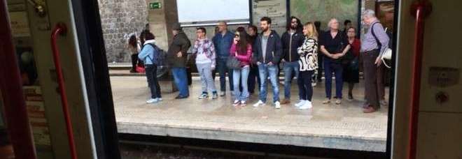 ROMA, PORTE APERTE SUI BINARI: PAURA TRA LA GENTE E TRAGEDIA SFIORATA SULLA METRO B - FOTO - 23/03/2014