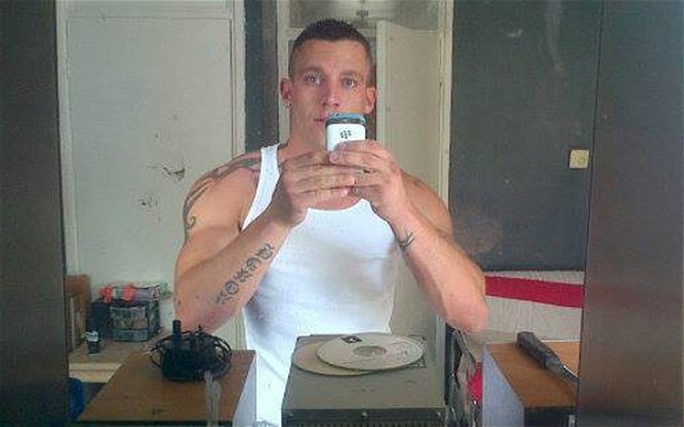 ''SELFIE'' DURANTE UN FURTO, LADRO ARRESTATO - FOTO ALL'INTERNO - 10/04/2014