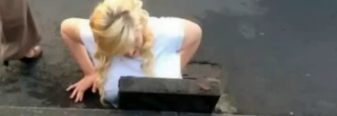 LA RAGAZZINA PERDE L'IPHONE NELLO SCARICO: PER RIPRENDERLO SI INCASTRA NEL TOMBINO - FOTO - 02/04/2014