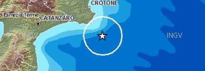 FORTE SCOSSA DI TERREMOTO IN CALABRIA. TANTA PAURA E GENTE IN STRADA - 04/04/2014